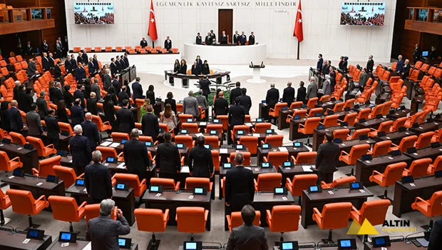 Sosyal medyaya ve doğum iznine yönelik düzenlemeleri de içeren kanun teklifinin komisyon görüşmeleri ertelendi