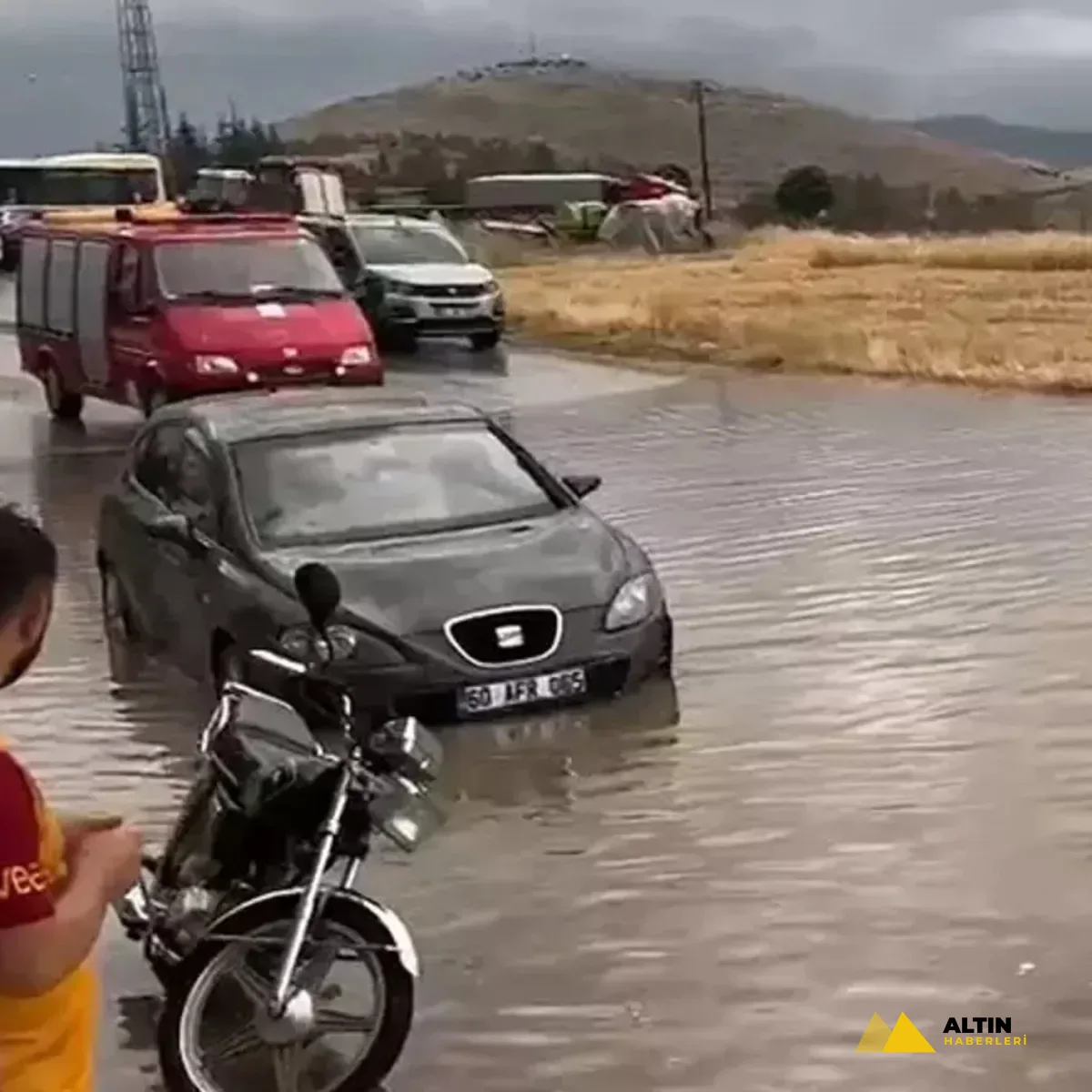 Tokat'ta sağanak yağış yolları göle çevirdi