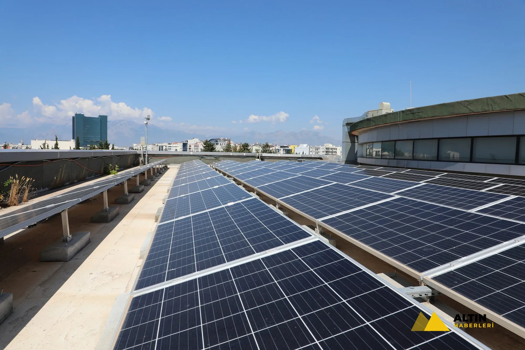 Türkiye Yüzyılı'na yeşil enerji imzası: Ankara'dan Batman'a güneş ve rüzgar hasadı