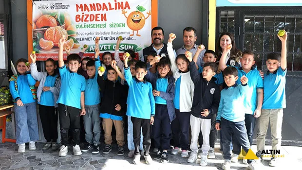 Çiftçiye destek, çocuklara ikram: 100 ton mandalina dağıtıldı